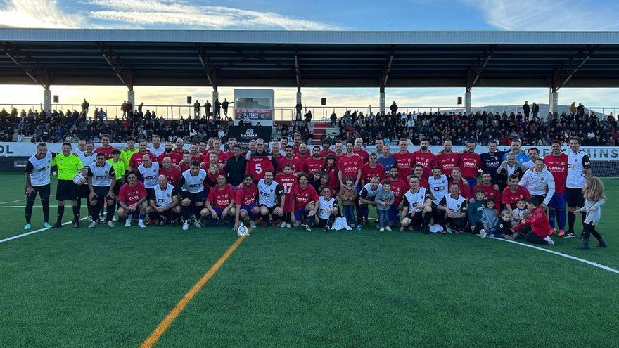 Leyendas del Valencia CF y de la UD Canals participan en una emotiva reapertura del Quatre Camins