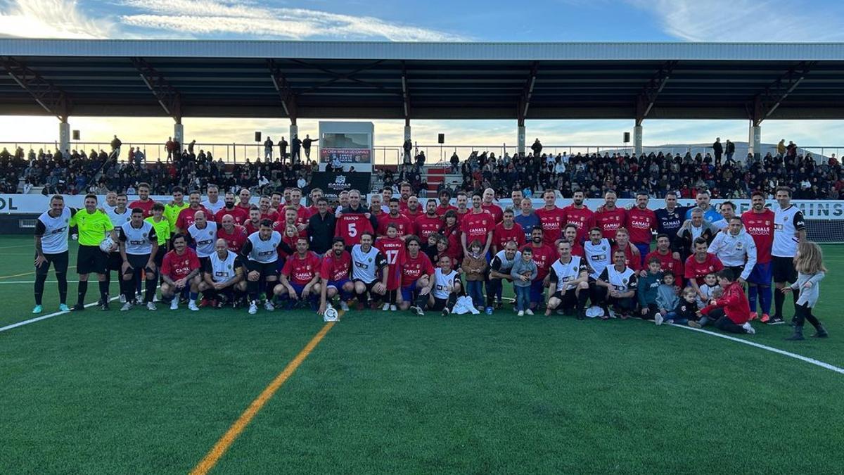 Las leyendas del Valencia CF y de la UD Canals en el partido de la reinauguración del Quatre Camins.
