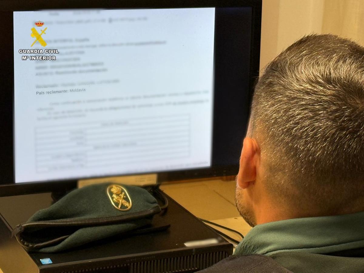 Un investigador de la Guardia Civil.