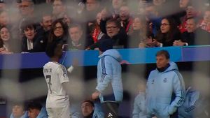 Así reaccionó Vinicius cuando la afición del Atlético le cantó: balón de playa