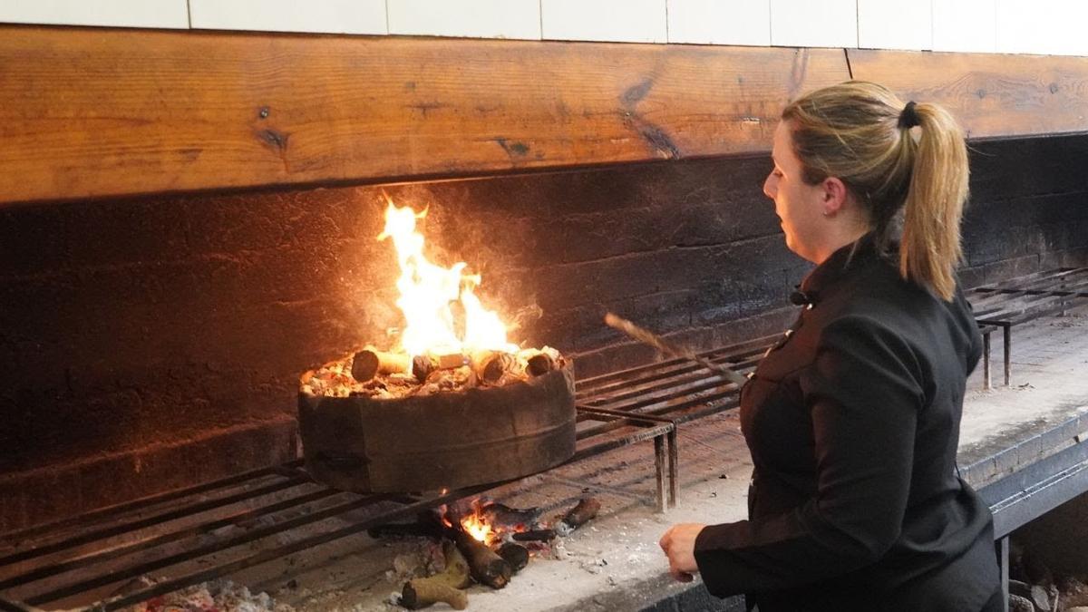 Silvia Agulló, de l'Estanquet, cocina un arroz con costra.