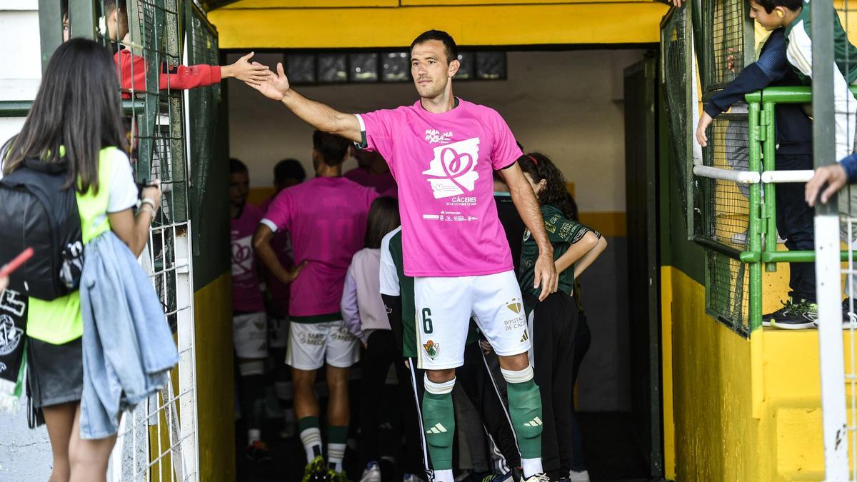 Clausí, capitán del Cacereño, saludando a un aficionado antes del partido ante el Sanse en casa.