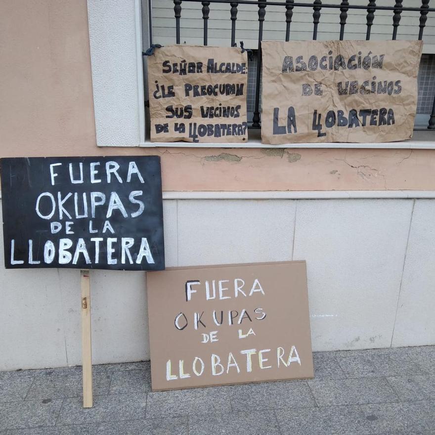 Vecinos de Riba-roja protestan por okupas en la Llobatera.