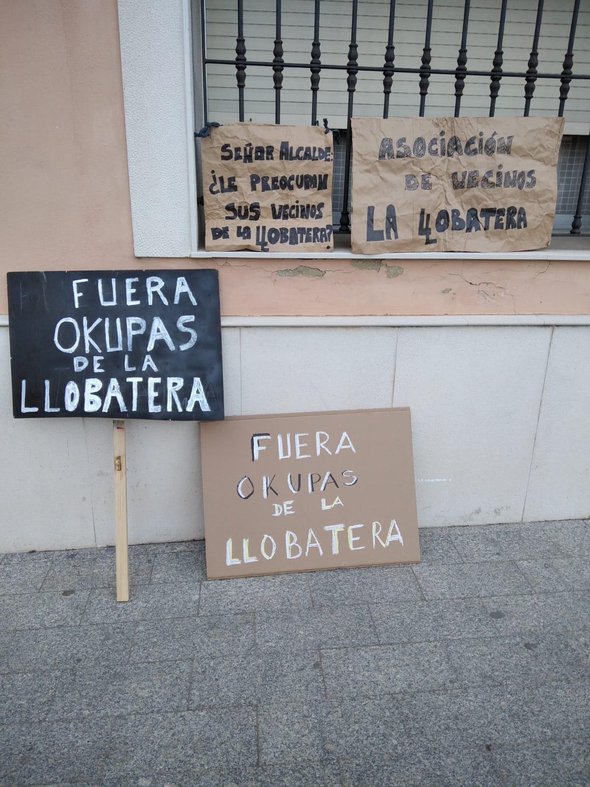 Vecinos de Riba-roja protestan por okupas en la Llobatera.