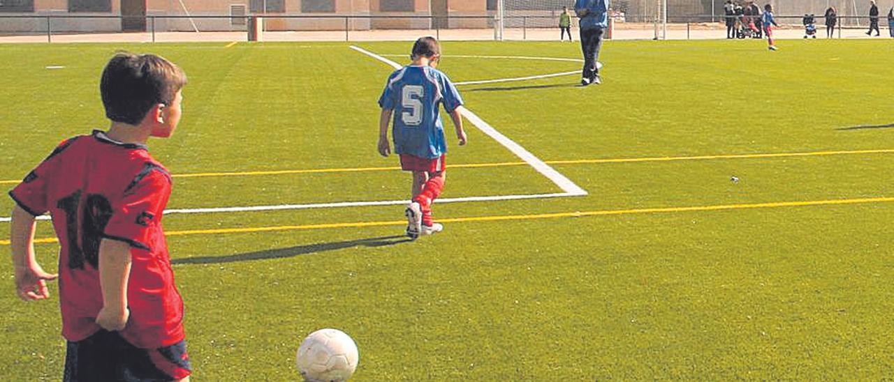 Una imagen de archivo de menores jugando a fútbol en el campo de Nules.