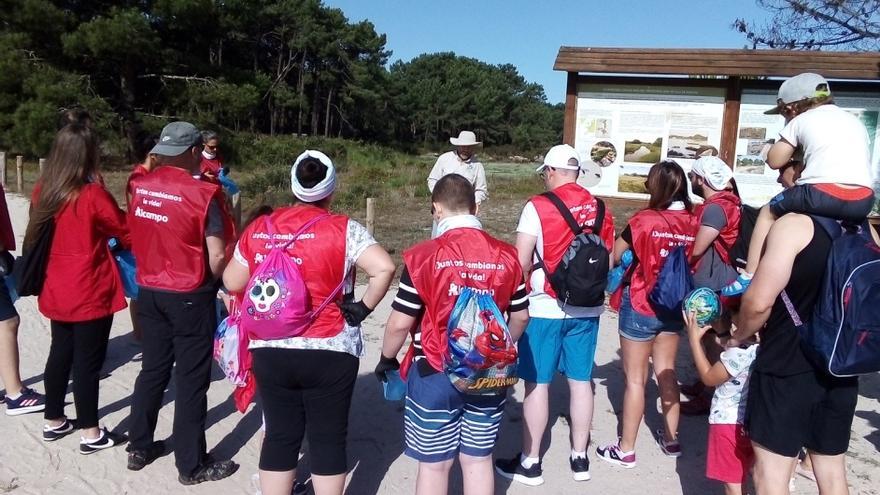 Algunos de los voluntarios reunidos en Carreirón.