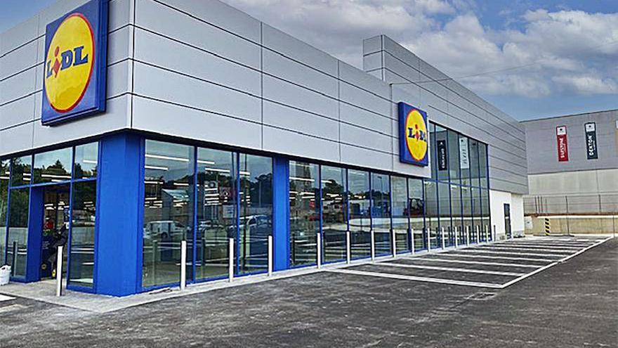 El establecimiento Lidl, en Iñás.   | // LA OPINIÓN