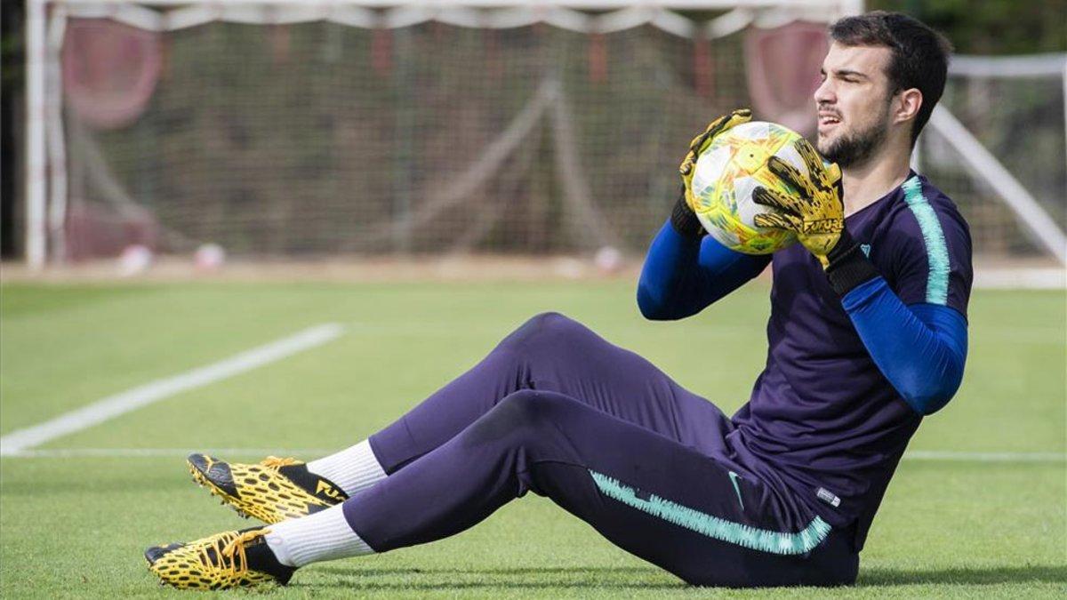 Lazar Carevic deshoja la margarita y el Barça se protege ante un eventual 'no' a la renocación