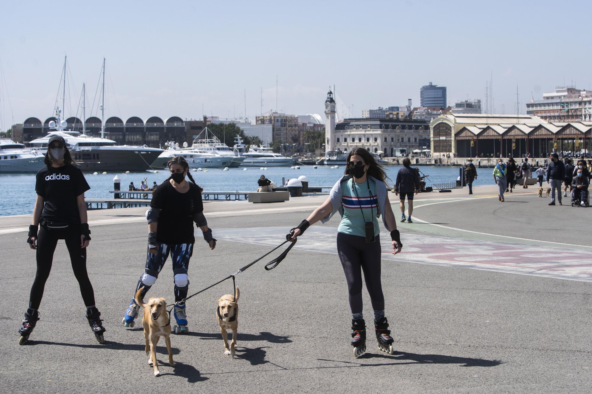 Los valencianos se lanzan a la calle en un soleado lunes de Pascua