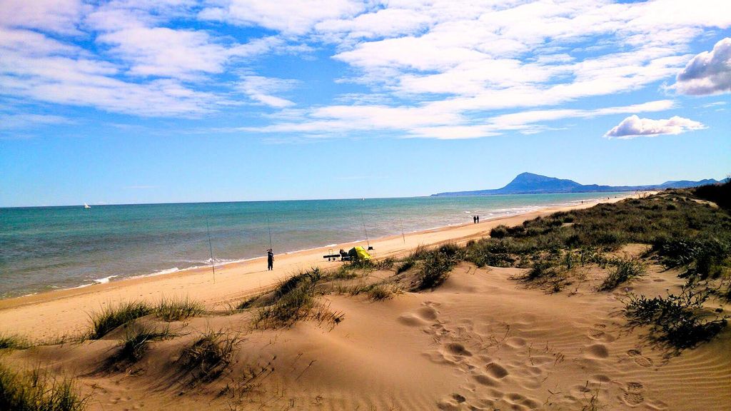La playa está formada por duns de arena dorada
