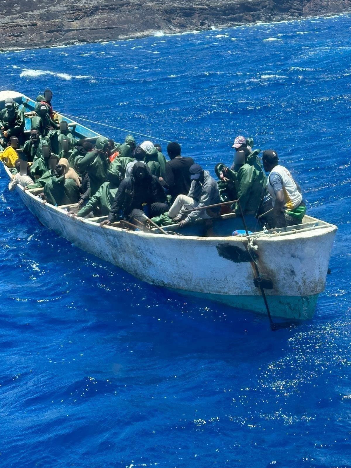 Un cayuco con 63 personas, entre ellas un bebé, llegan a El Hierro tras 6 días en el mar.