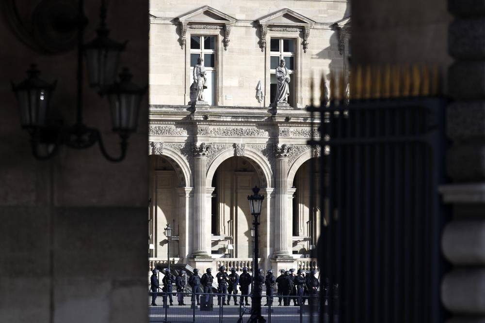 Atac a l'exterior del museu del Louvre