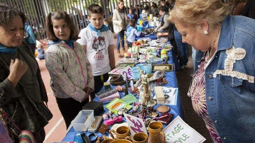 Uno de los puestos del mercado escolar, ayer, en La Pola.