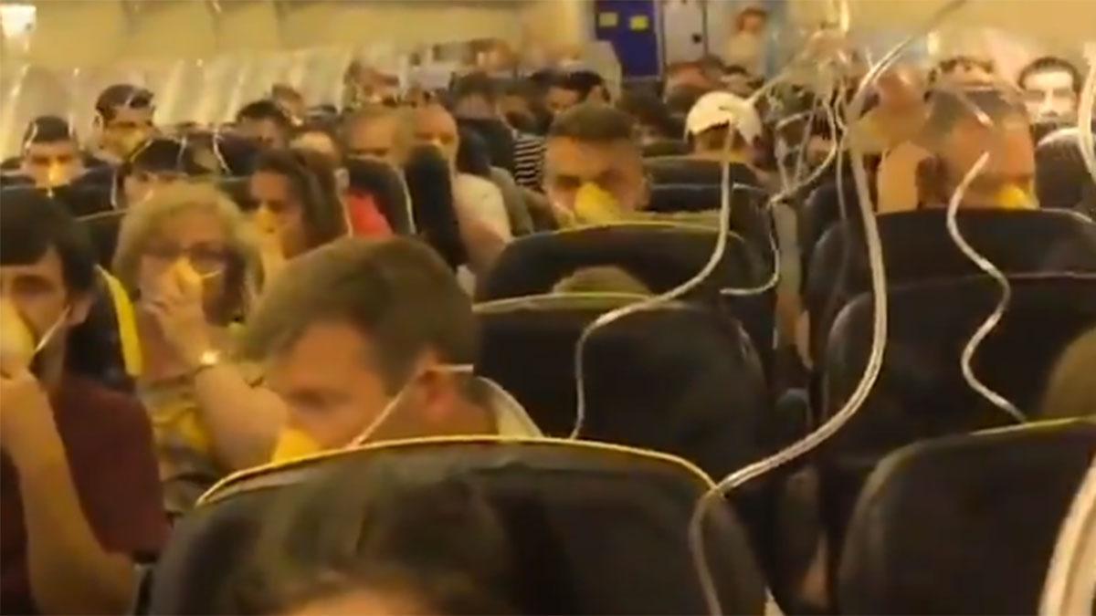 Un vídeo muestra el momento en que el avión de Ryanair sufre una despresurización en la cabina.