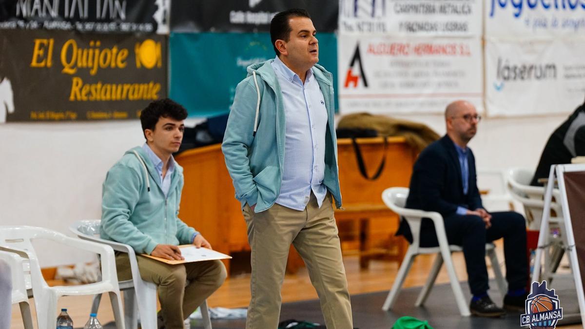 Rafa Sanz, entrenador del Lobe Huesca, durante un partido.