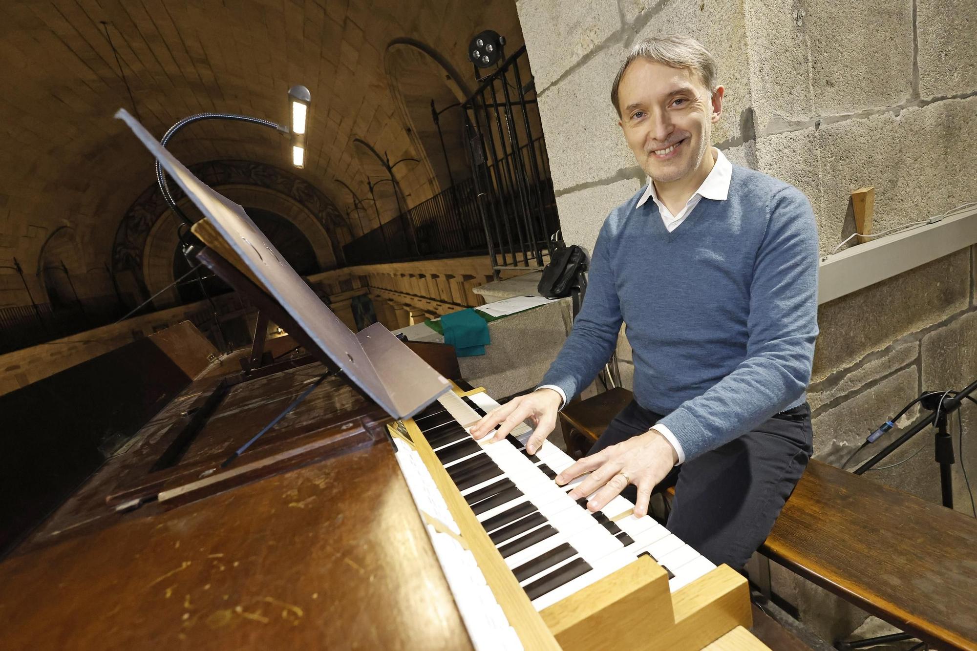 Olivier Latry, ensayando ayer con e órgano de la Basílica Santa María, antes de su concierto en el Festival 8 pés