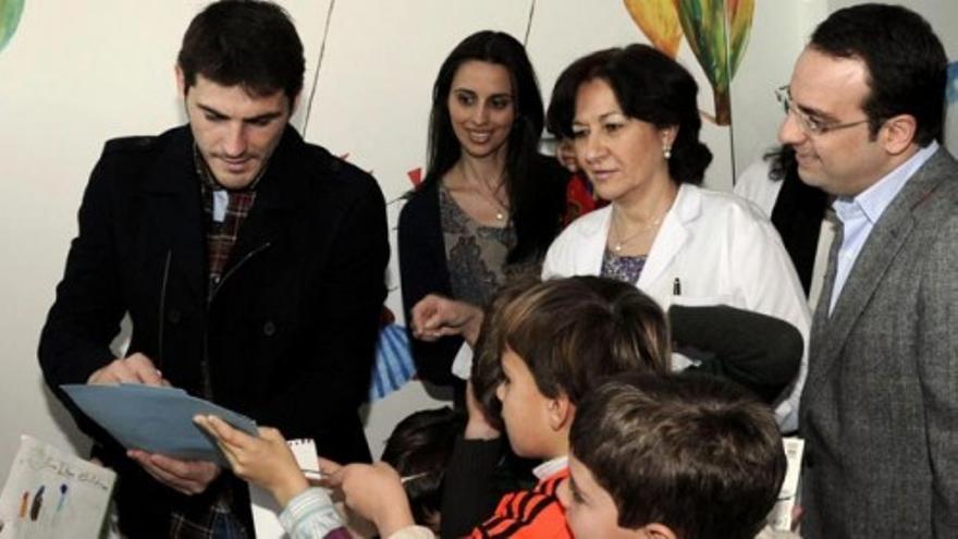 Casillas reparte regalos en el hospital de Móstoles