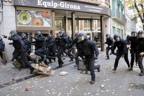 Actuació dels Mossos contra antifeixistes a Girona