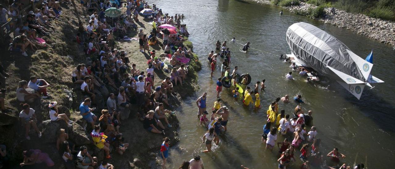 Una embarcación en el río Nalón en la última edición del Descenso Folklórico, en 2019. | Irma Collín