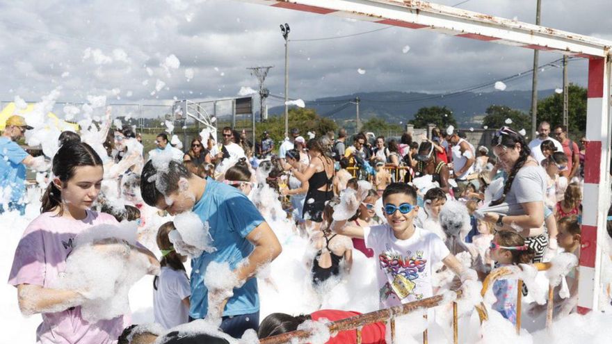 Granda celebra el día del niño con una gran fiesta de la espuma | ÁNGEL GONZÁLEZ