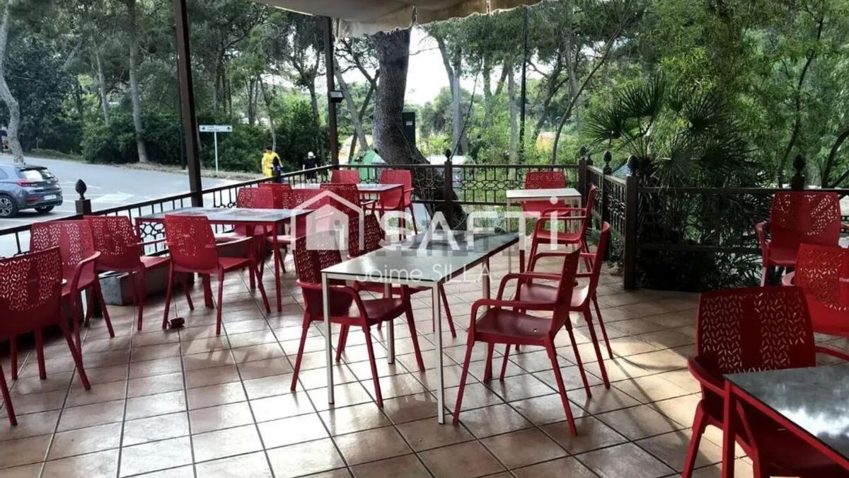 Terraza exterior del restaurante que ha salido a la venta