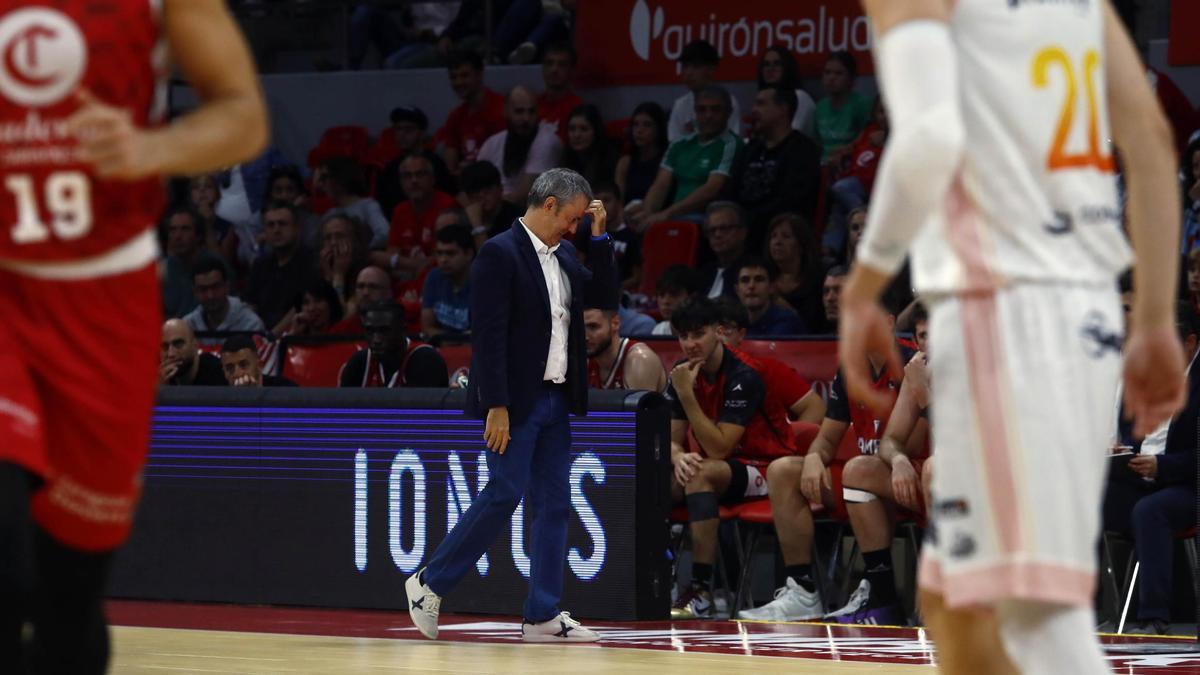 Porfirio Fisac, pensativo durante el partido de este domingo.