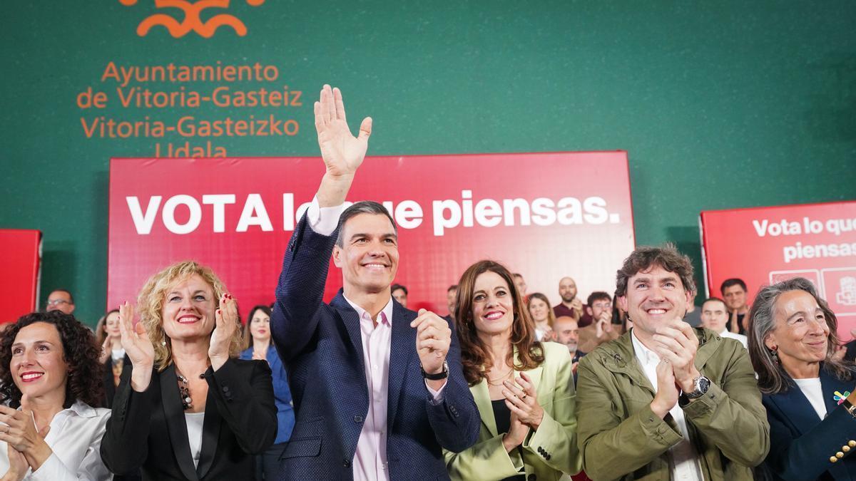 El secretario general del PSOE y presidente del Gobierno, Pedro Sánchez, durante un acto el pasado mes de marzo con el candidato del PSE, Eneko Andueza.