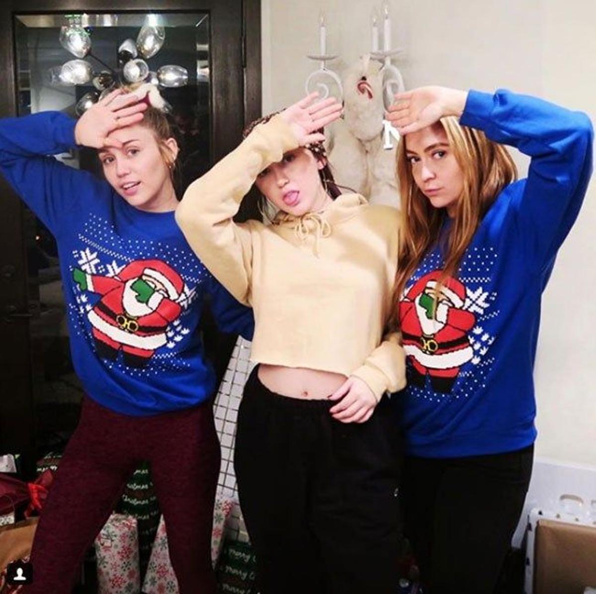 Miley Cyrus y el jersey de Navidad que queremos