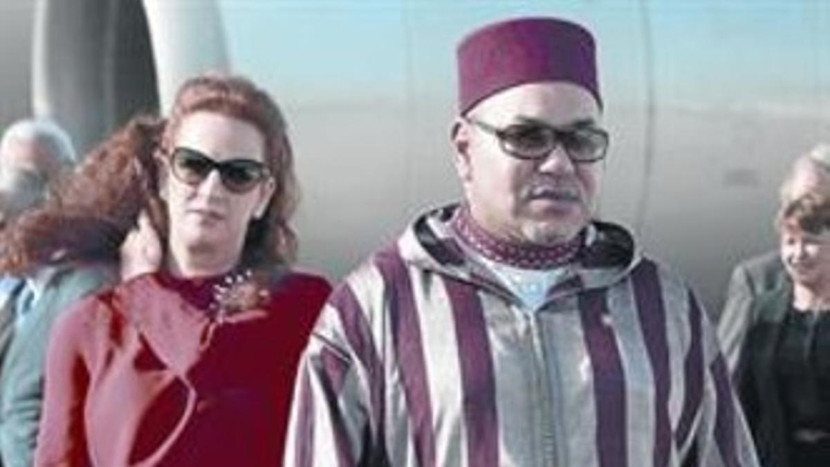 Mohamed VI y su esposa en el aeropuerto de Rabat, el 15 de julio.