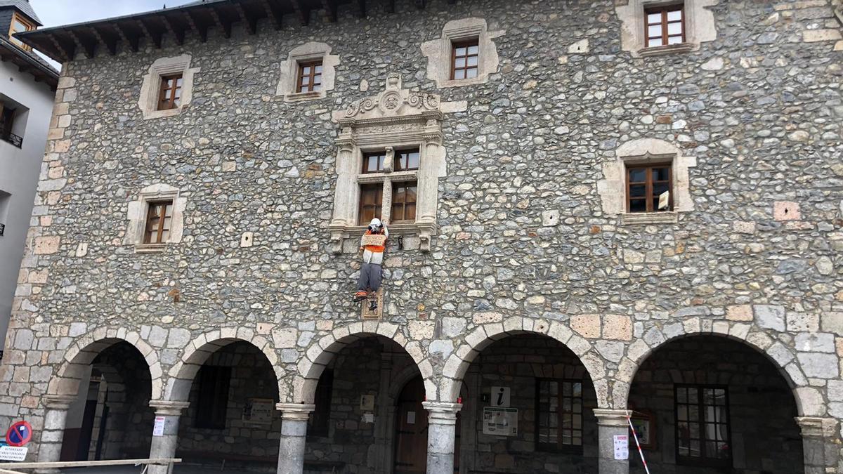 De la ventana del Ayuntamiento de Bielsa ya cuelga Cornelio Zorrilla, que será quemado en la hoguera el domingo