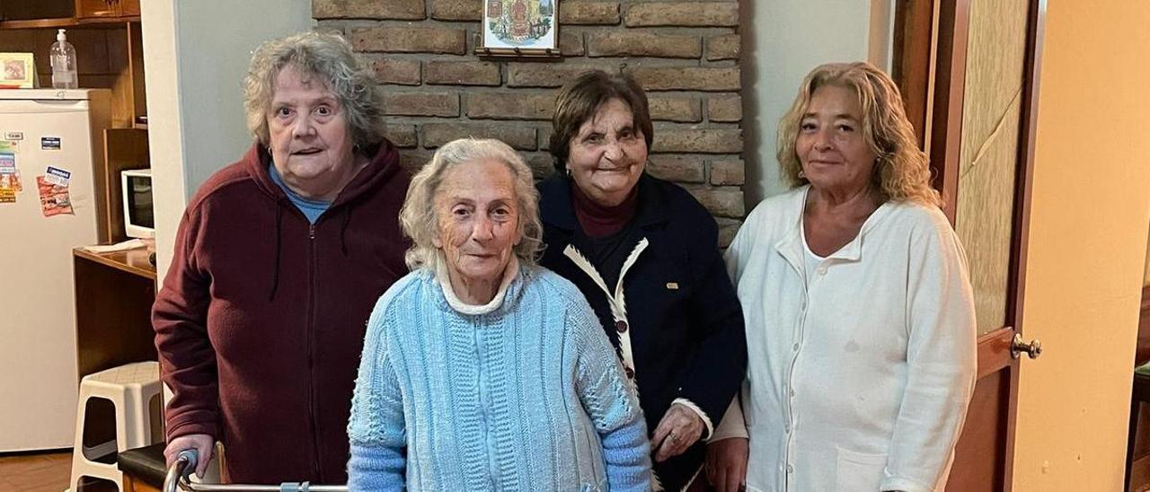 Las tres ‘abuelas’ canarias de la casa de acogida de la Sociedad Islas Canarias de Uruguay, junto a una cuidadora.