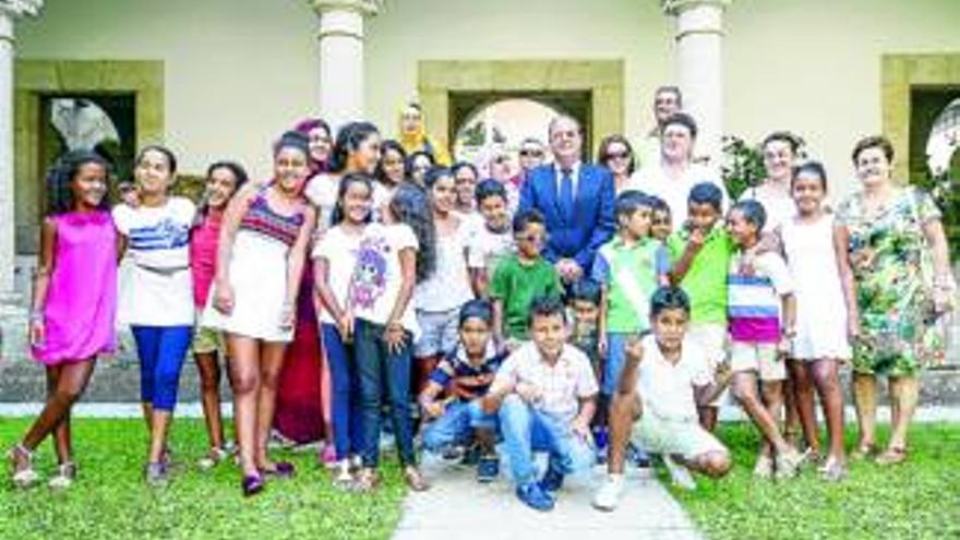 Monago recibe a niños saharauis en su primer acto tras las vacaciones