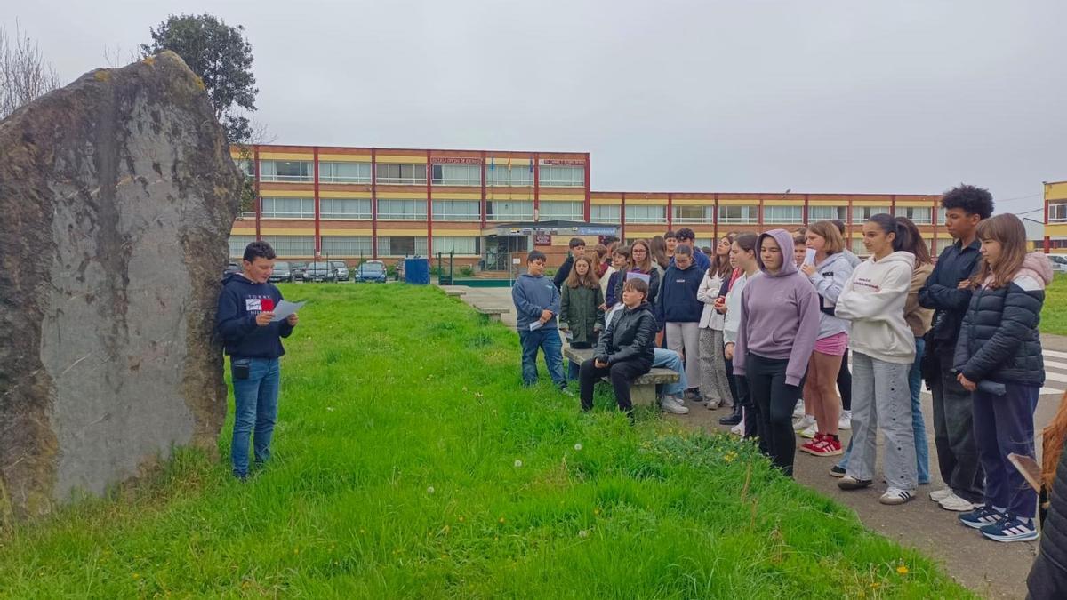 El camino poético del Carmen y Severo Ochoa: los estudiantes luarqueses conocen la villa a través de quince poemas en asturiano y castellano