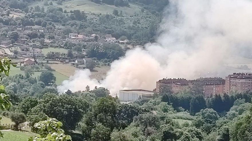 Una gran columna de humo por la quema de rastrojos en Las Campas | LNE