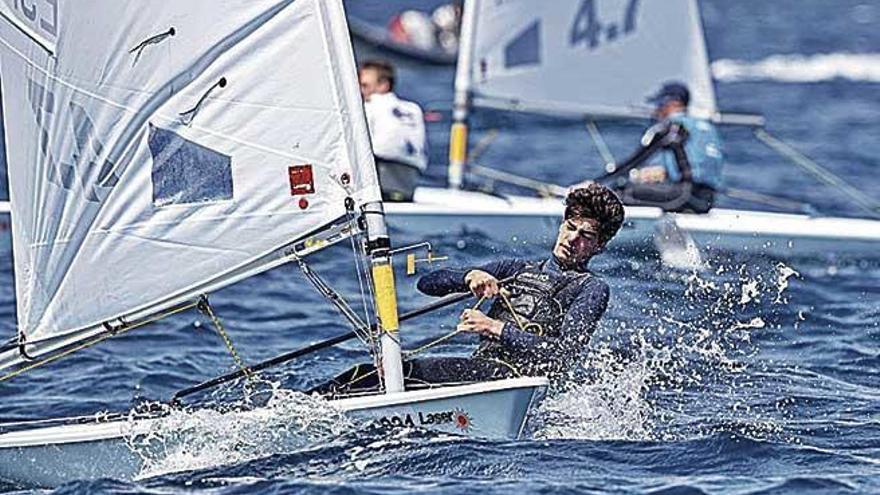 El mallorquín Jordi Lladó en regata en Hyeres.