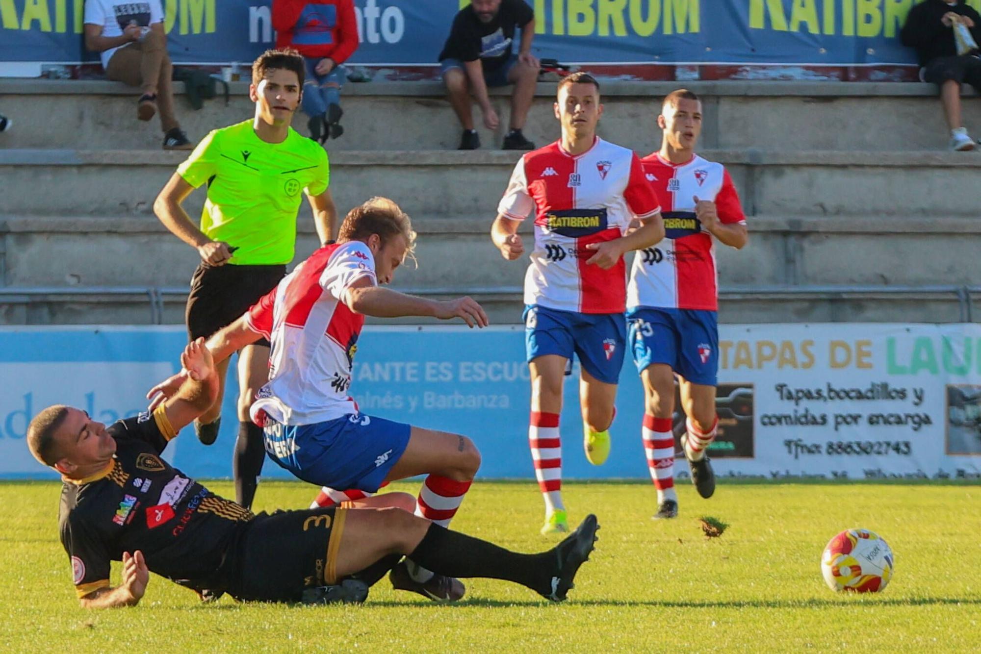 Las imágenes de la contundente victoria del Arosa al Barbadás (3-0)