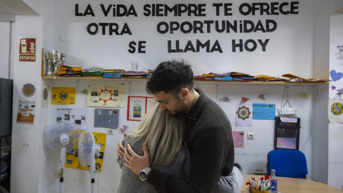 Lucía (nombre ficticio) y el psicólogo Christian Poyatos, en el centro Artic, que atiende a pacientes con adicciones