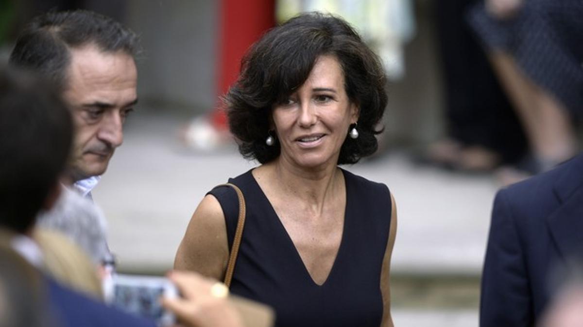 Ana Patricia Botín abandona la catedral tras el funeral de su padre, esta tarde en Santander.