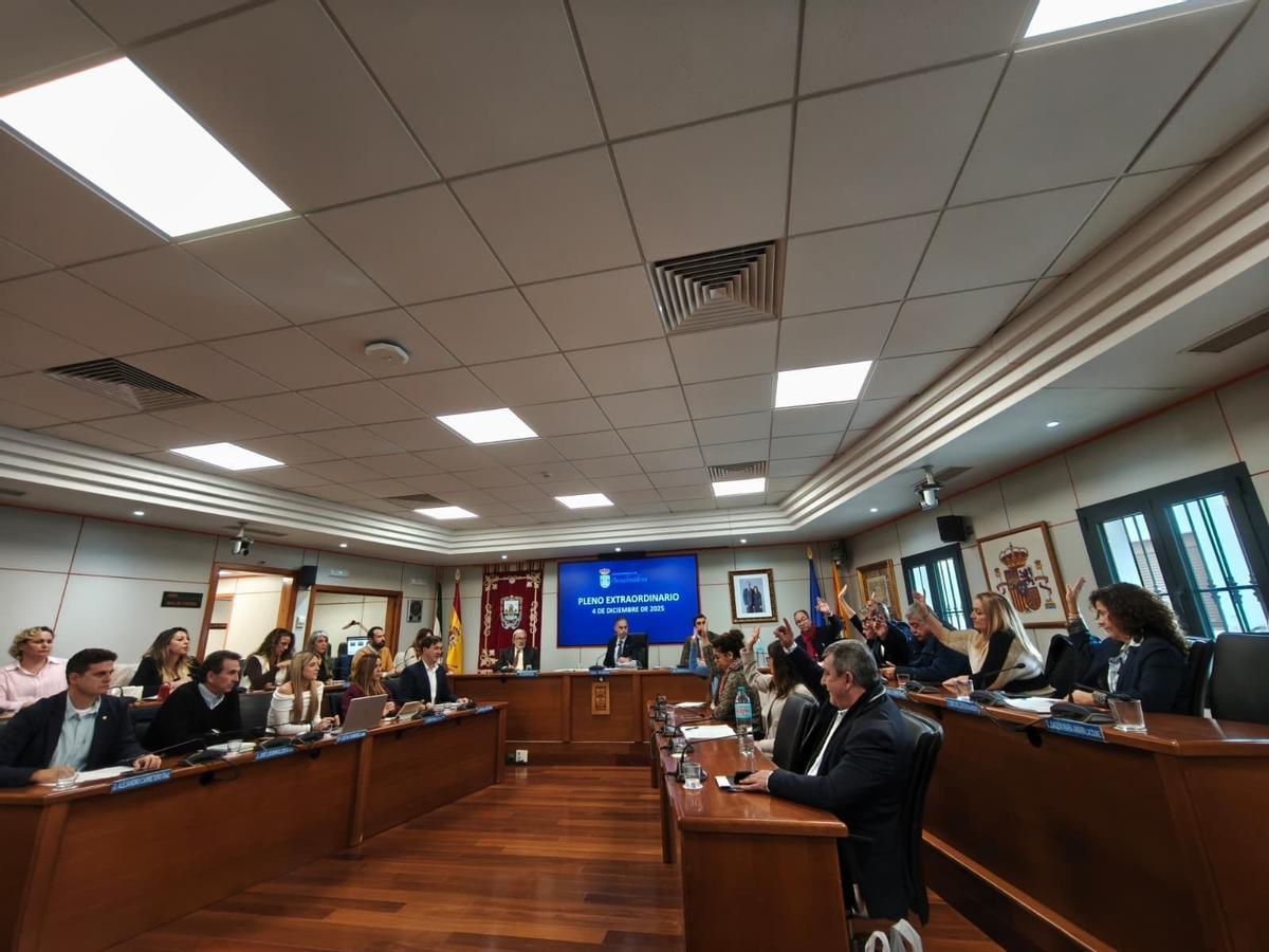 Todos los grupos de la oposición, PSOE,VOX e IU han votado en contra de los presupuestos de Benalmádena para 2026.