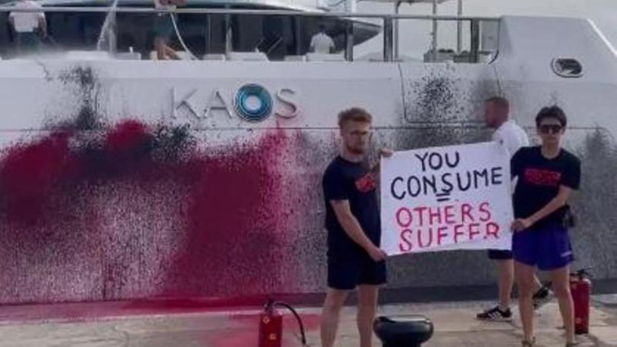 Los activistas pintaron de rojo y negro la embarcación.