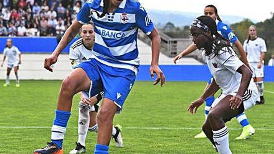 Gaby controla un balón en Abegondo ante el Madrid CFF.