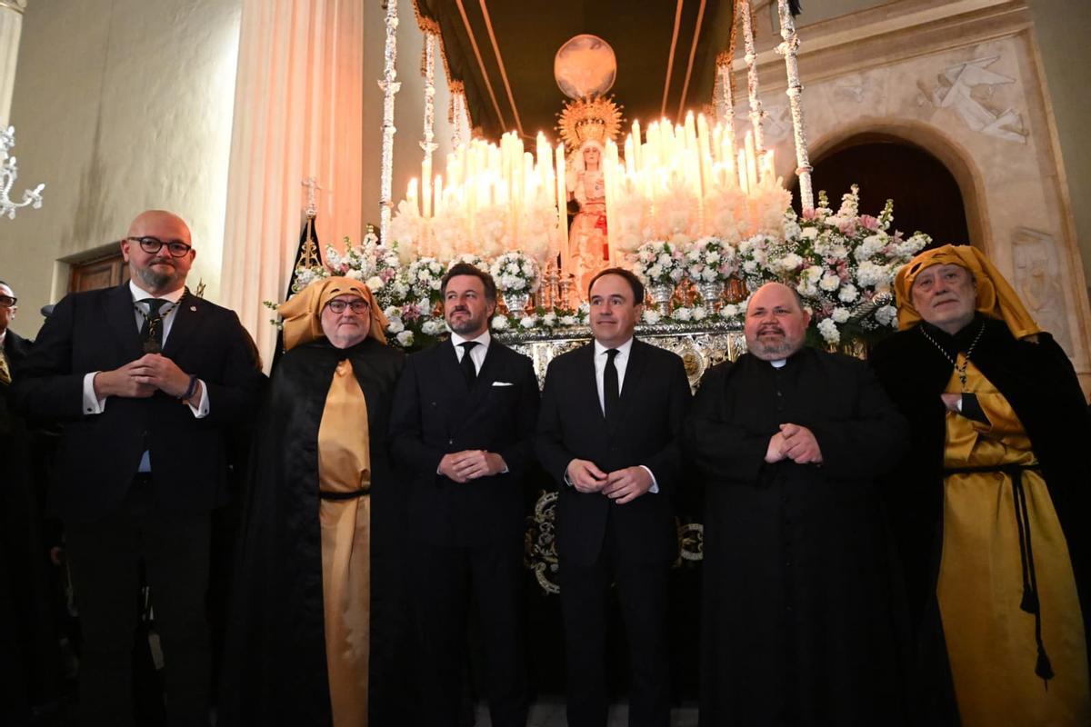 Pérez Llorca con Ruz, el presidente de la Junta Mayor y representantes de la cofradía de Flagelación y Gloria junto a la Esperanza