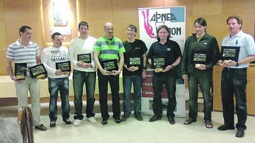 Los primeros clasificados, durante la entrega de trofeos.