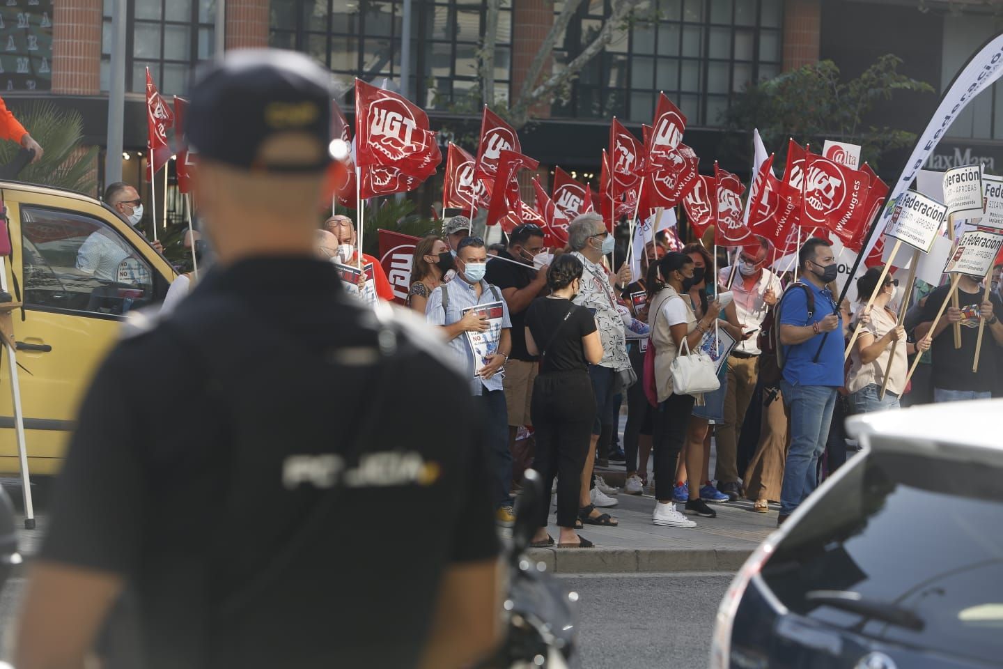 Protesta de los trabajadores del Sabadell contra el ERE frente a la sede del banco en Alicante