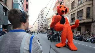 Música, globos, ‘animales’, luces y bailes animan un espectacular desfile en las fiestas de la Magdalena de Castelló
