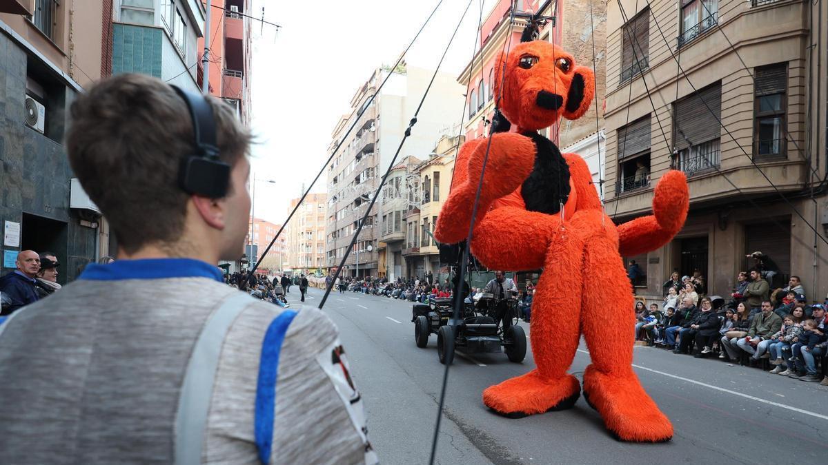 Espectacular desfile de animación con figuras gigantes, música y globos de las fiestas de la Magdalena de Castelló