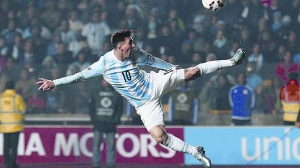 Messi, en una acción acrobática durante el partido ante Paraguay en el que asistió a sus compañeros pero no marcó.