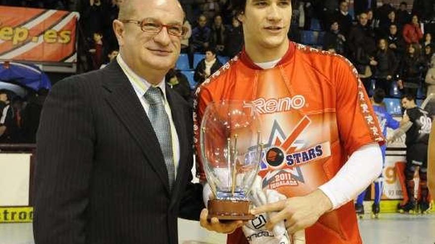 Pablo Álvarez recibe el trofeo de manos de Carmelo Paniagua. / fep