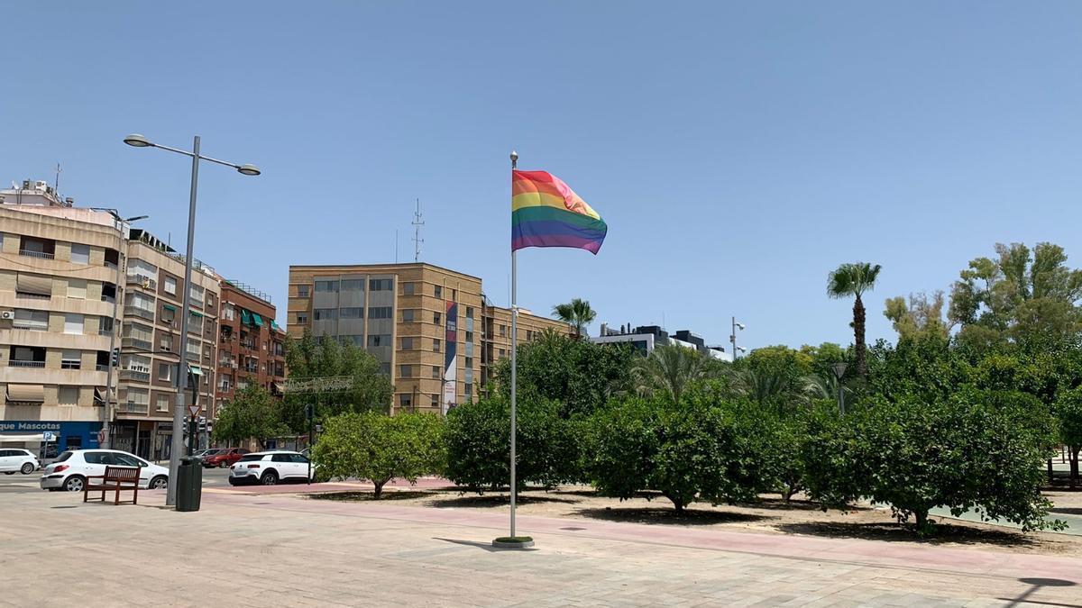 La bandera arcoíris ondea desde la Plaza de los Derechos LGTBIQ+
