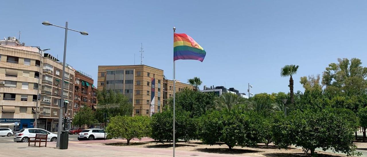 La bandera arcoíris ondea desde la Plaza de los Derechos LGTBIQ+